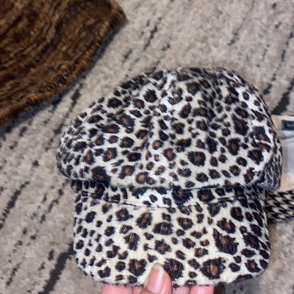 Vintage made in Italy leopard and checkered hats by Helen welsh made out of wool - Picture 3 of 4